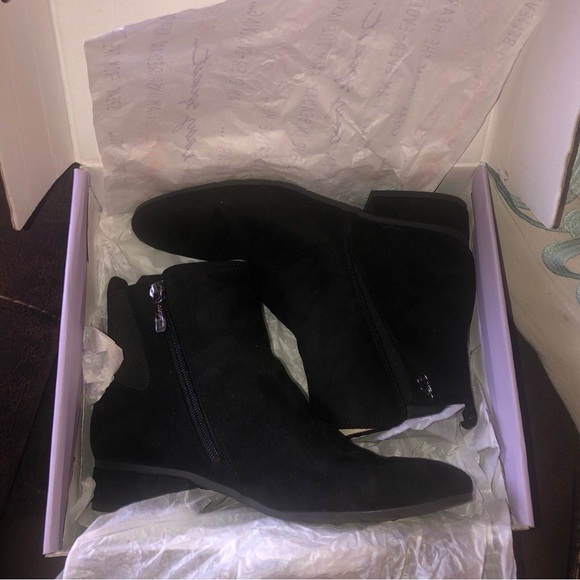 Easy spirit sz 8 M.  Black suede. In box with packaging materials.  Dalisia2 - Picture 12 of 13
